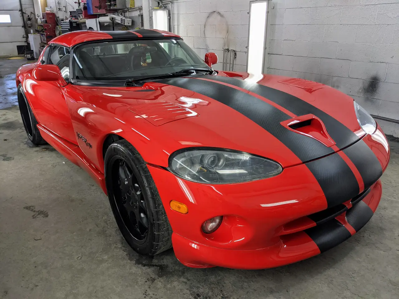 Dodge Viper rouge à bandes noires dans l’atelier