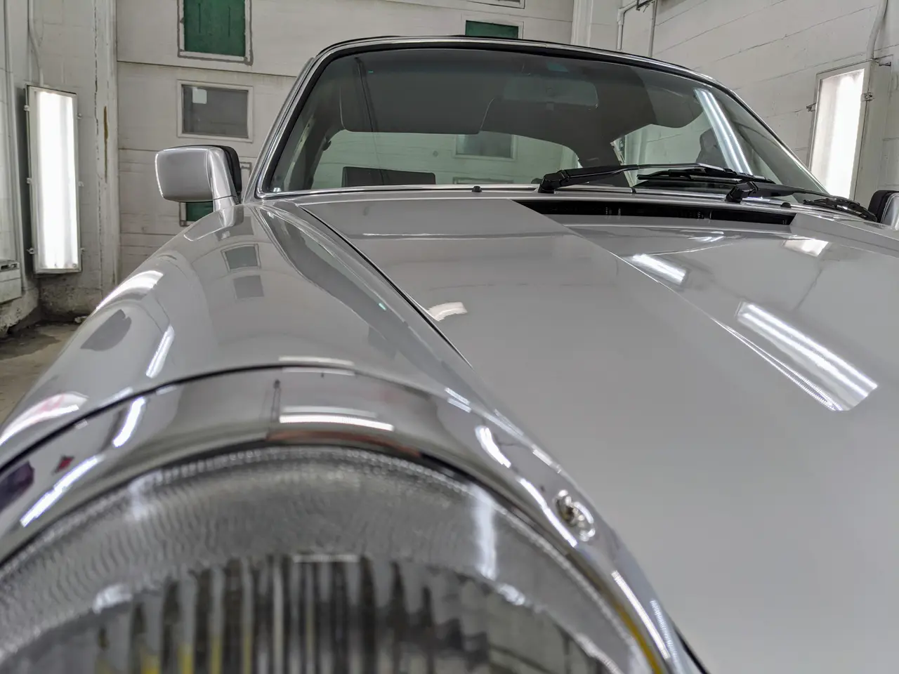 Voiture sport argentée aux panneaux restaurés