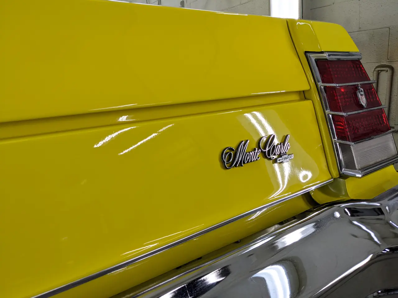 Panneau arrière jaune et détail chromé d’une Chevrolet Monte Carlo